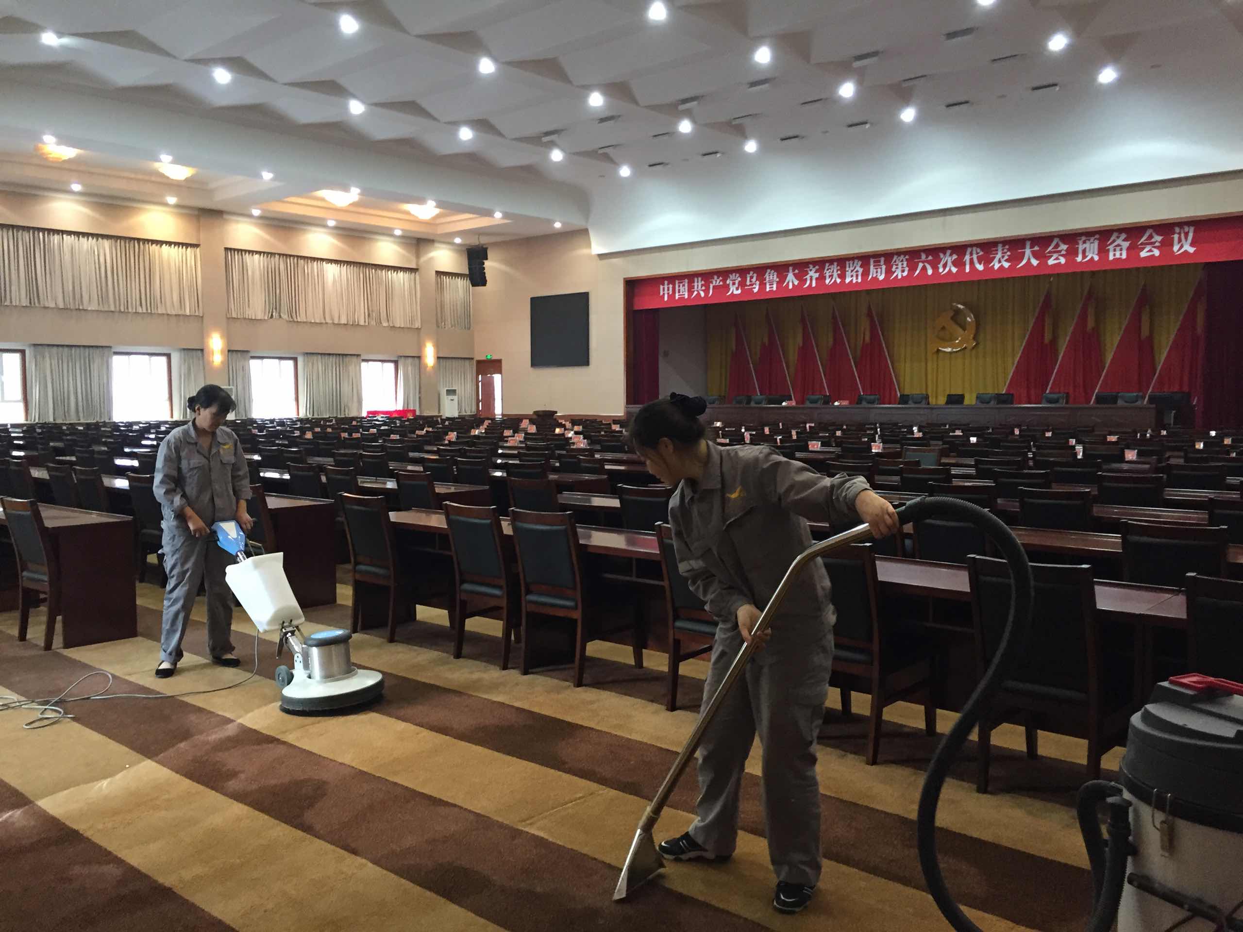 全力做好烏鐵局六次黨代會的保潔工作